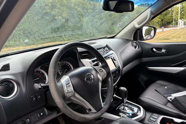 Sort Nissan Navara fra 2017