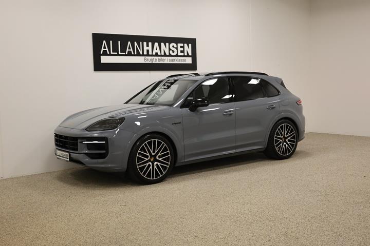 Grå Porsche Cayenne fra 2024