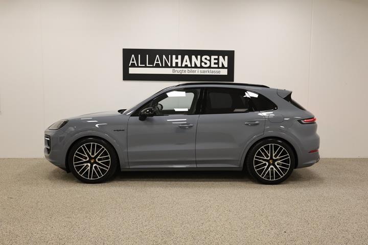Grå Porsche Cayenne fra 2024