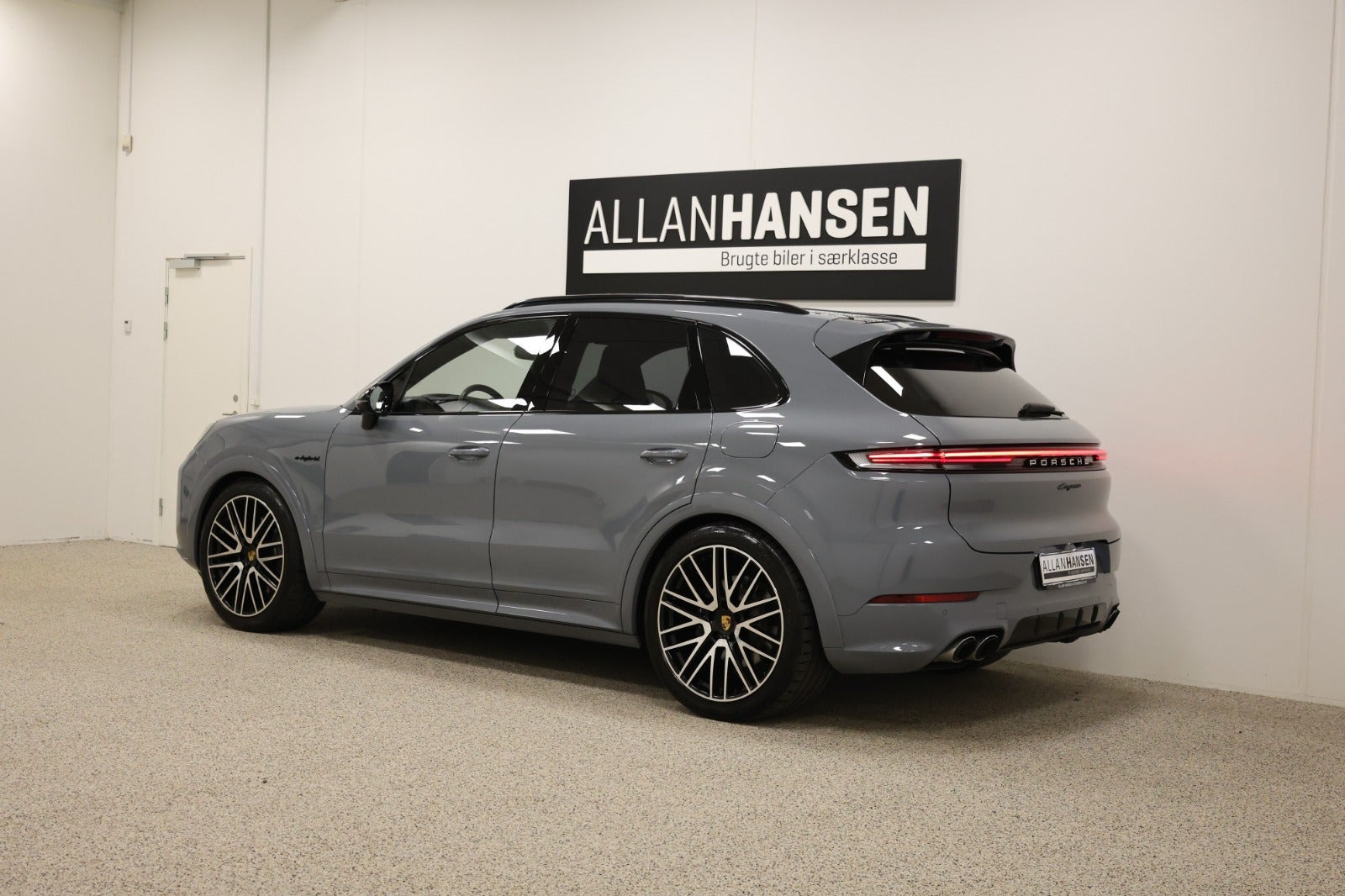 Grå Porsche Cayenne fra 2024