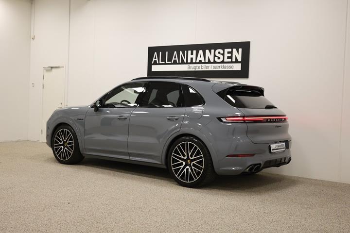 Grå Porsche Cayenne fra 2024