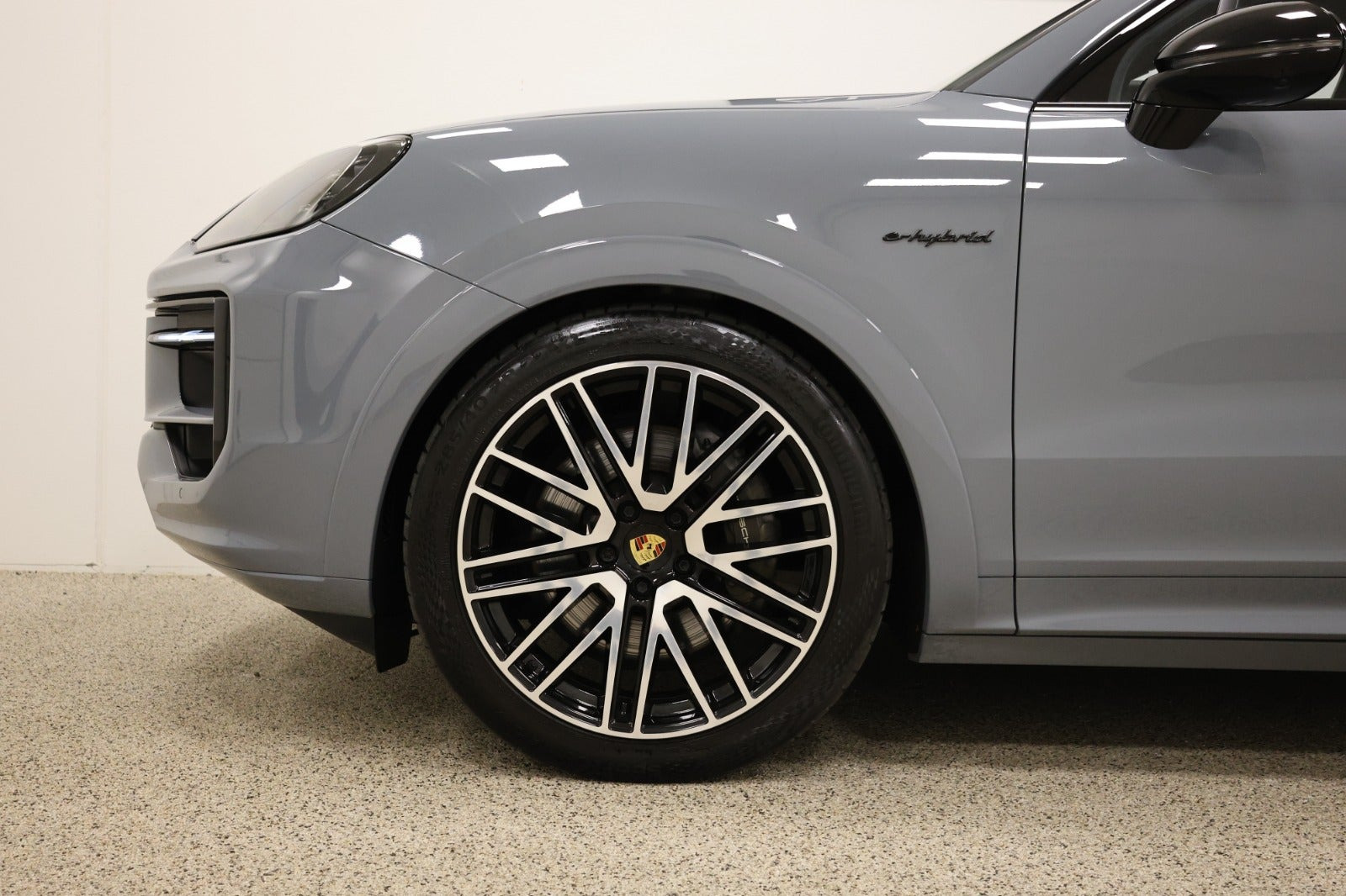 Grå Porsche Cayenne fra 2024