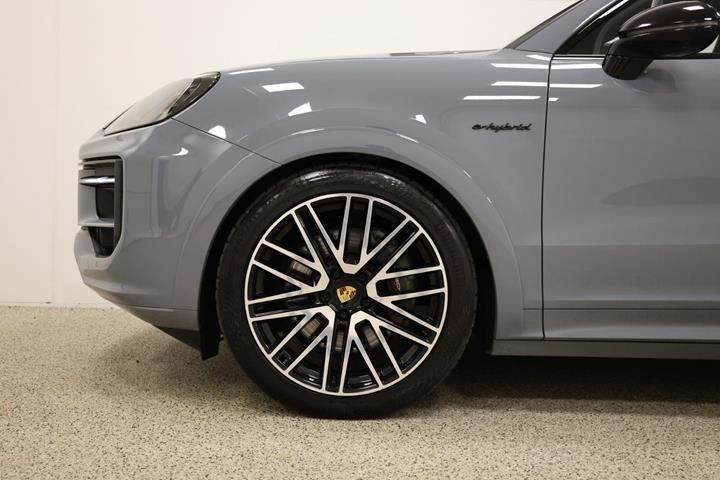 Grå Porsche Cayenne fra 2024