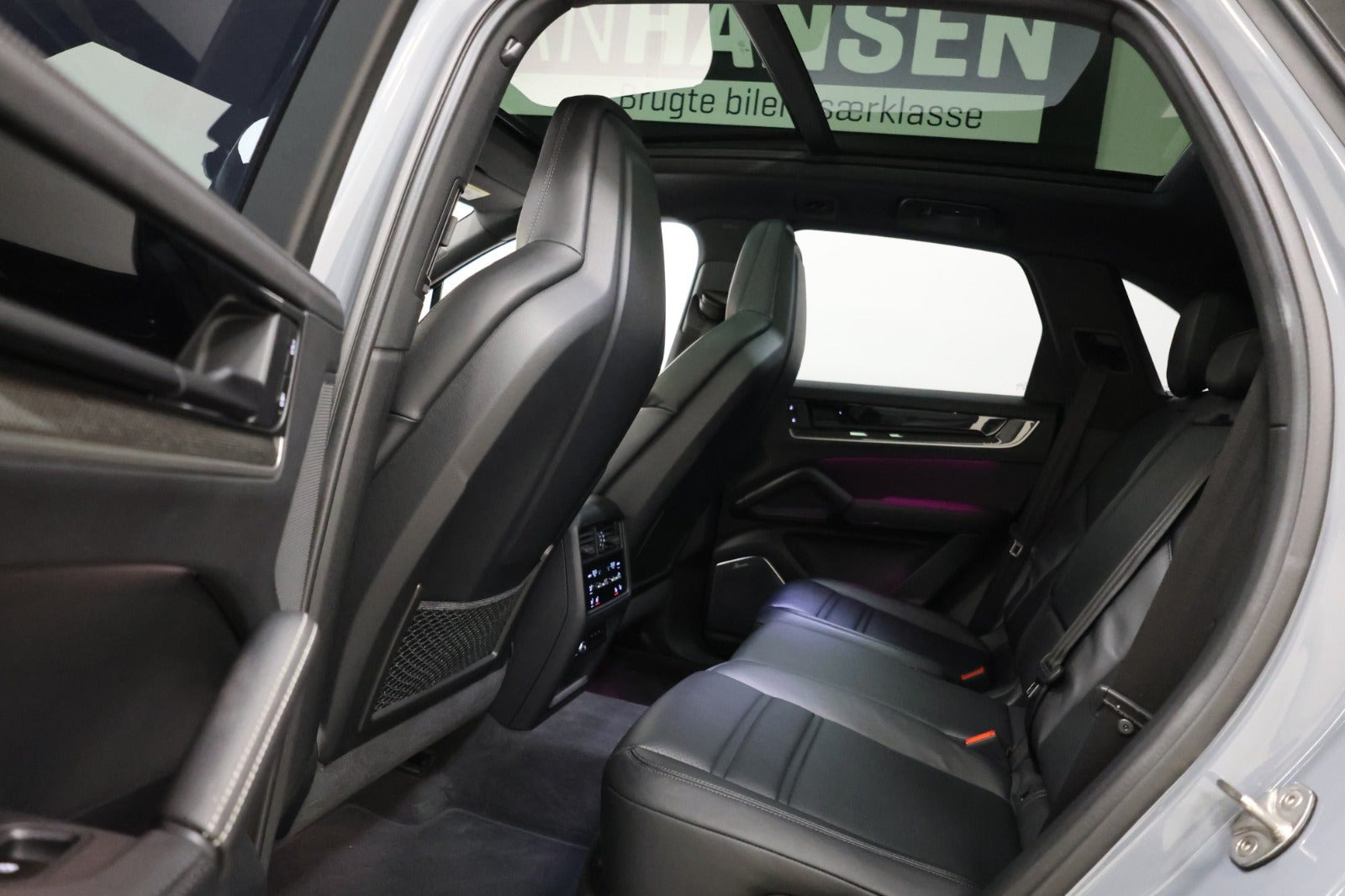 Grå Porsche Cayenne fra 2024