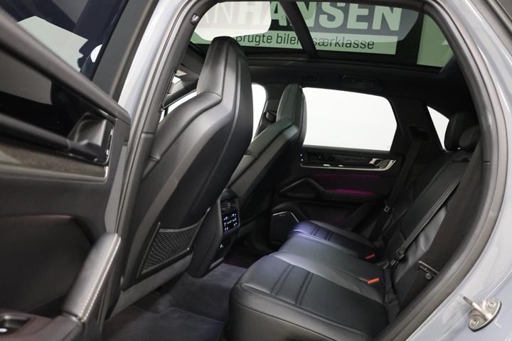 Grå Porsche Cayenne fra 2024