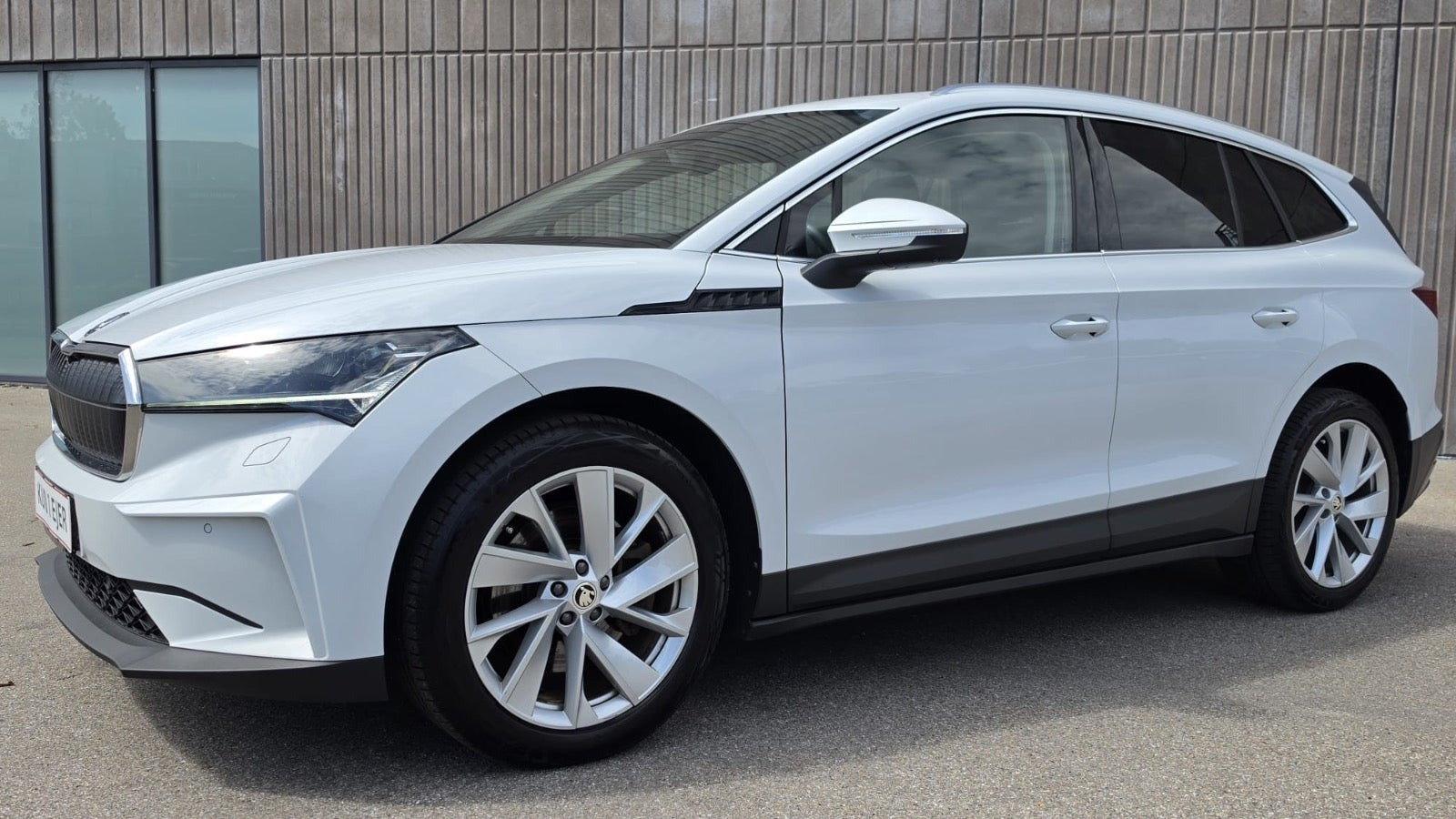 Gul Skoda Enyaq fra 2022