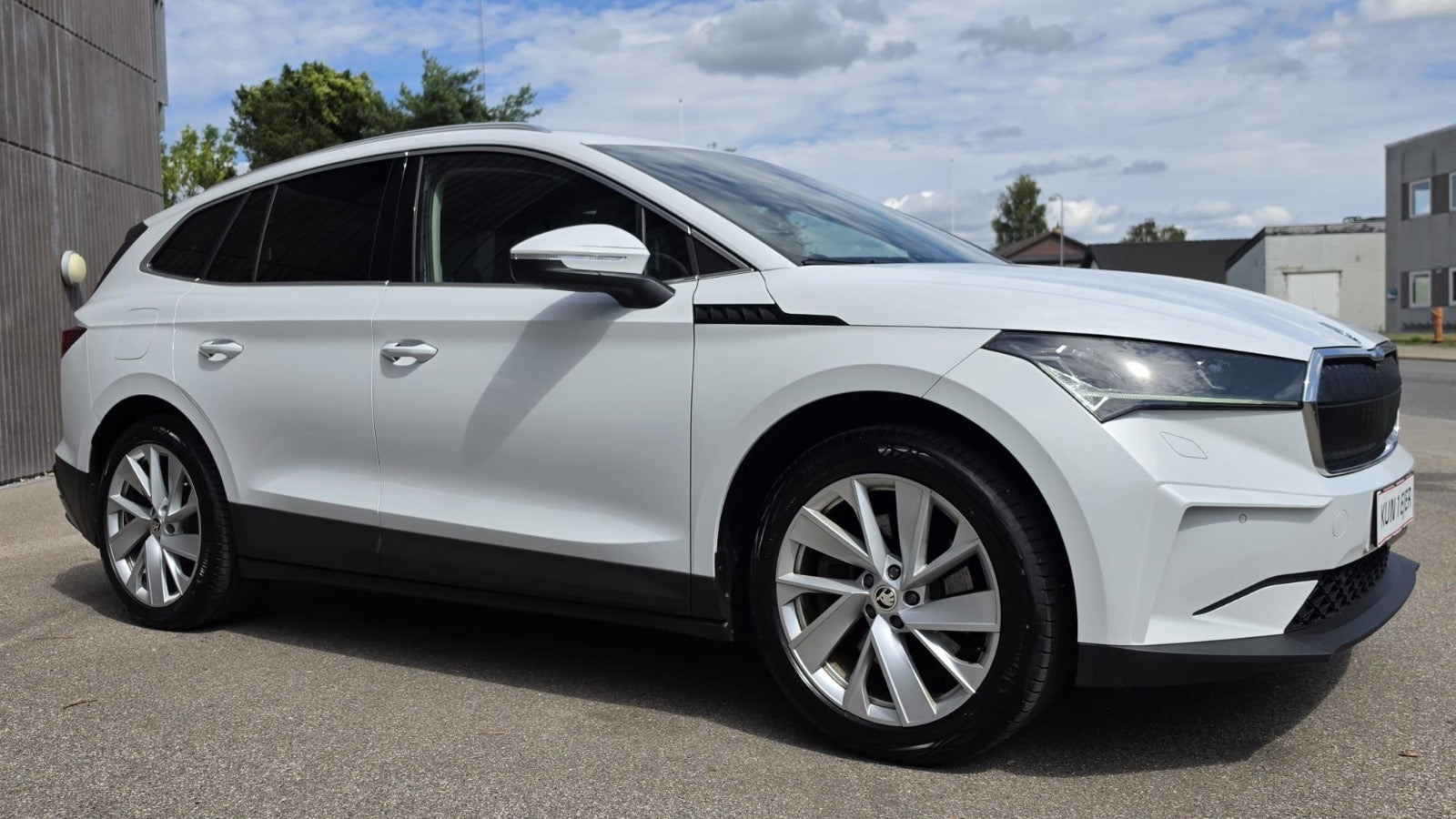 Gul Skoda Enyaq fra 2022