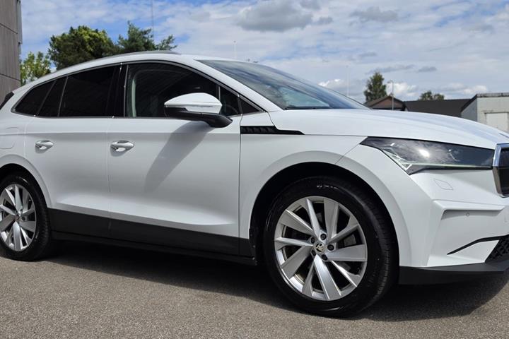 Gul Skoda Enyaq fra 2022
