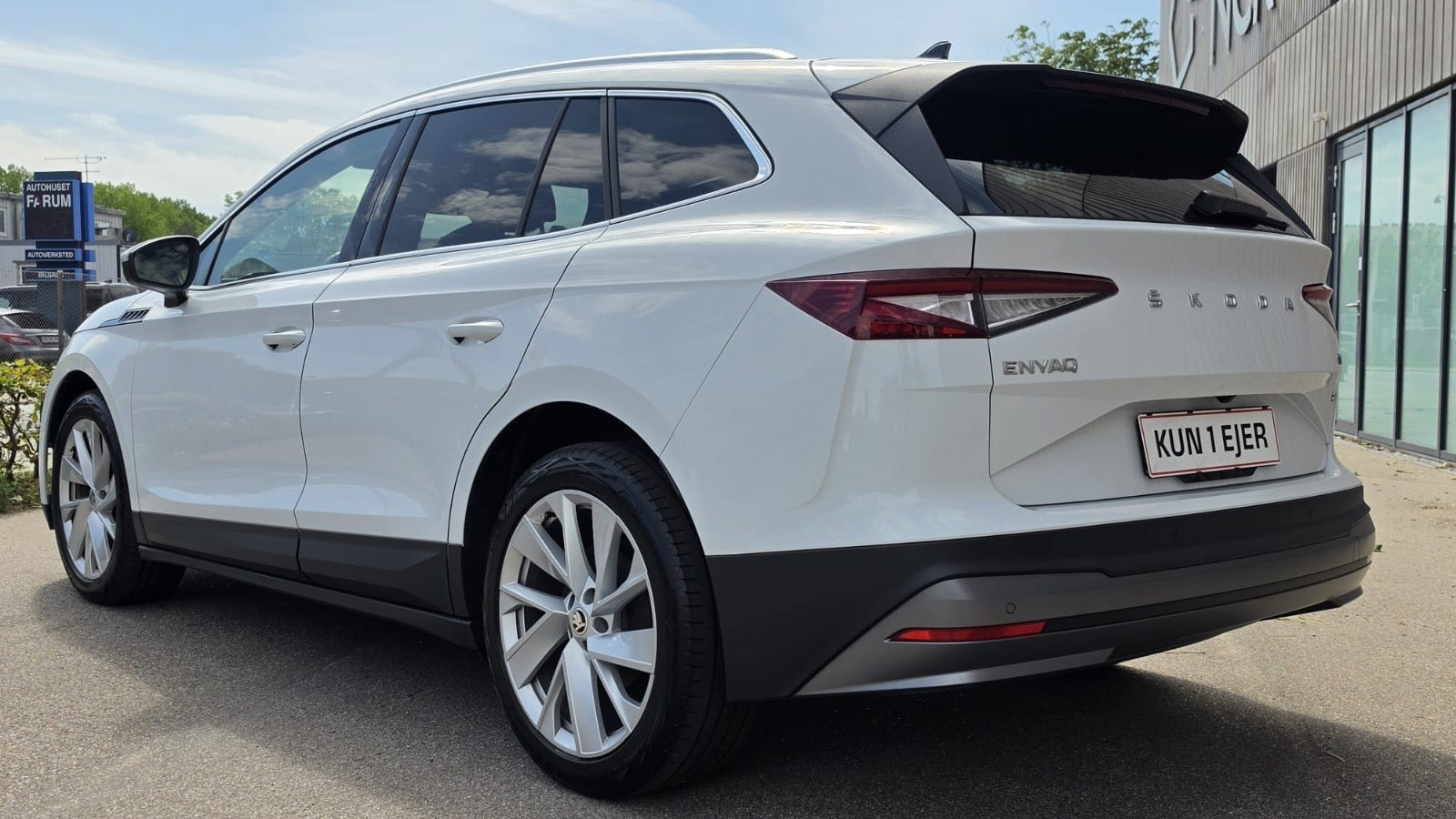 Gul Skoda Enyaq fra 2022