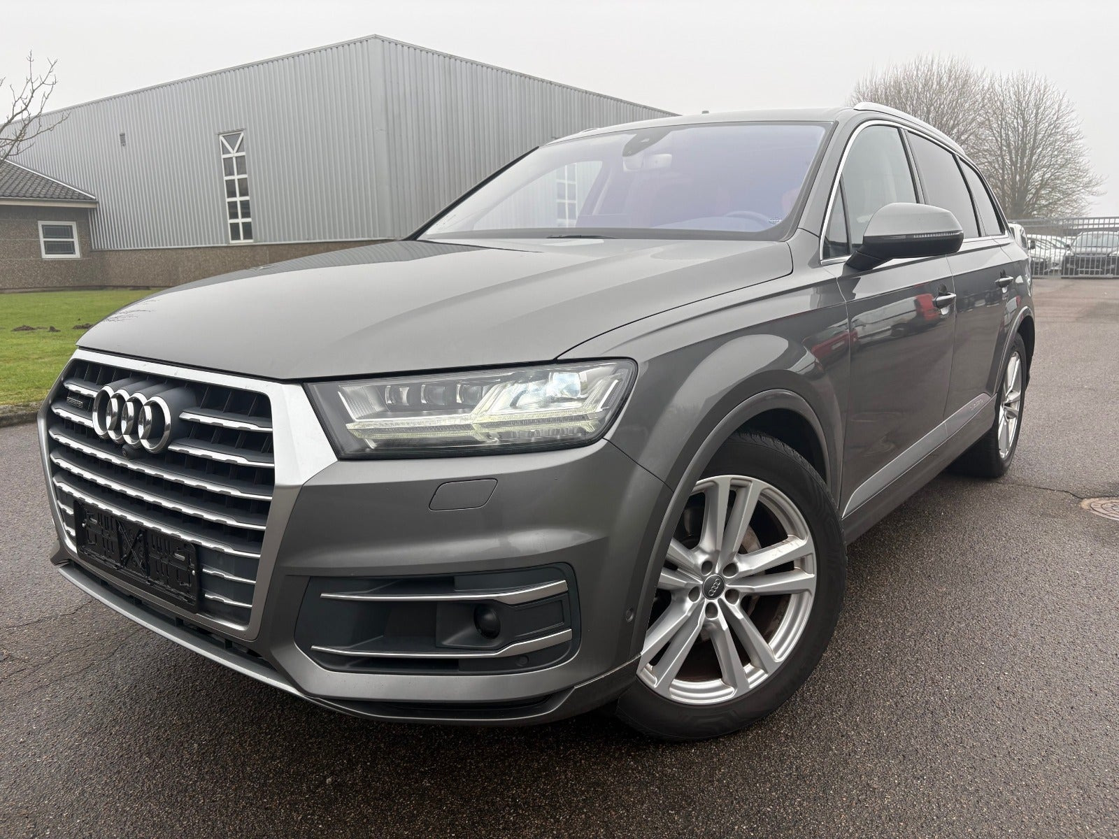 Grå Audi Q7 fra 2016