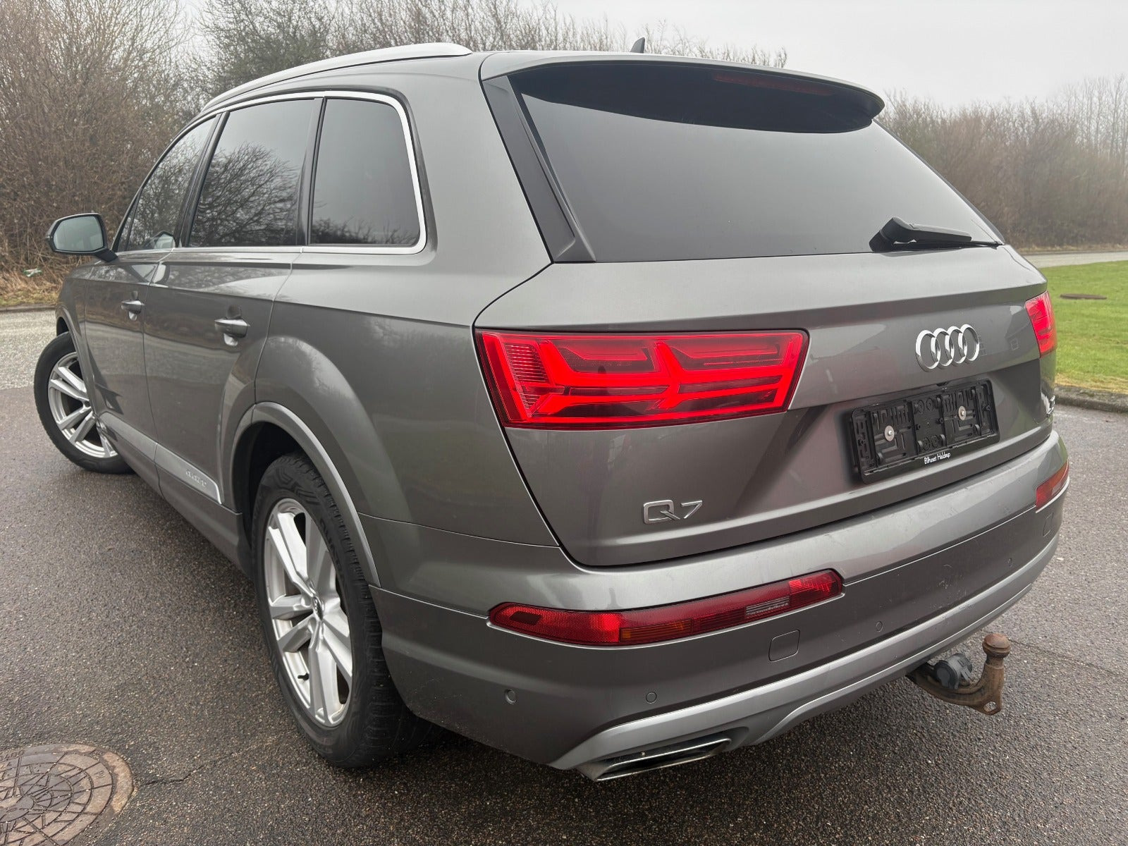 Grå Audi Q7 fra 2016