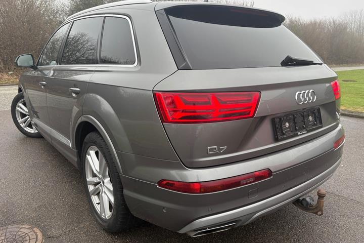 Grå Audi Q7 fra 2016