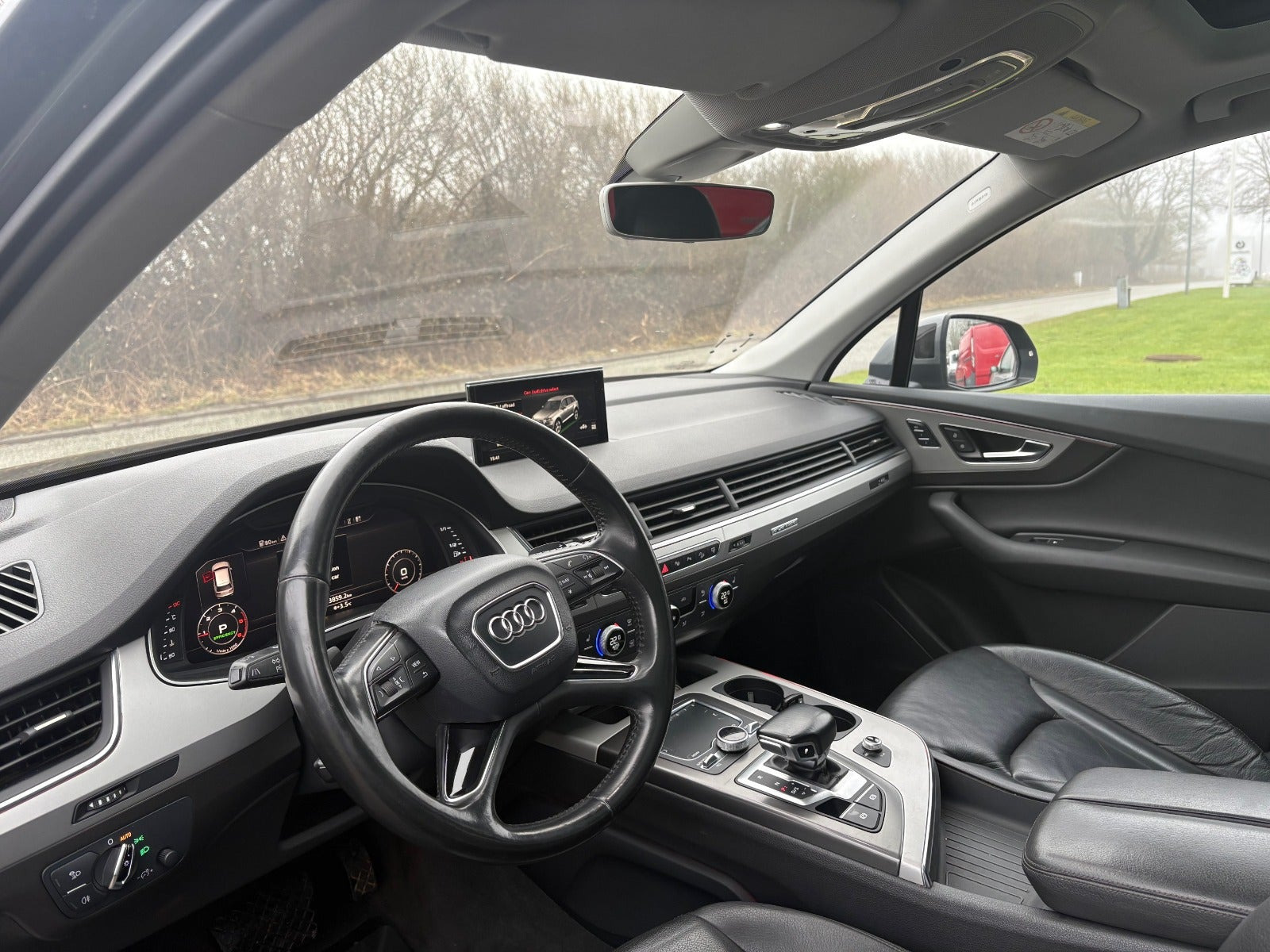 Grå Audi Q7 fra 2016