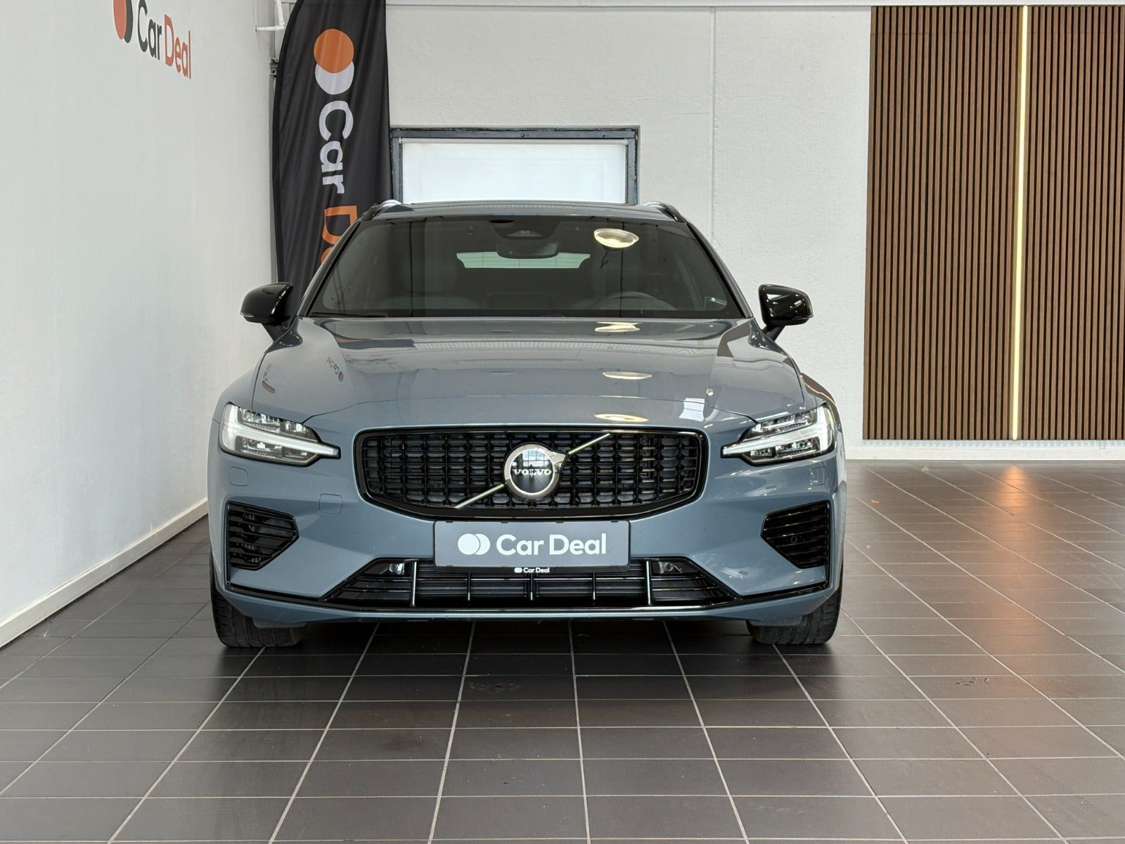 Grå Volvo V60 fra 2023