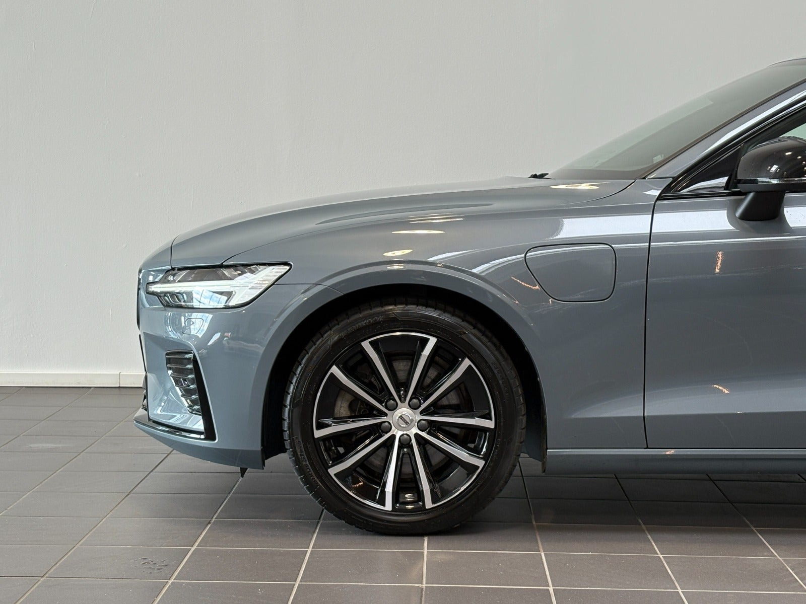 Grå Volvo V60 fra 2023