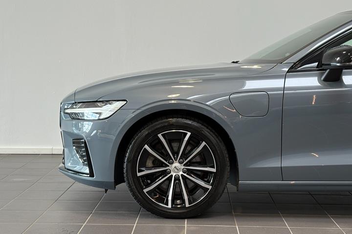 Grå Volvo V60 fra 2023