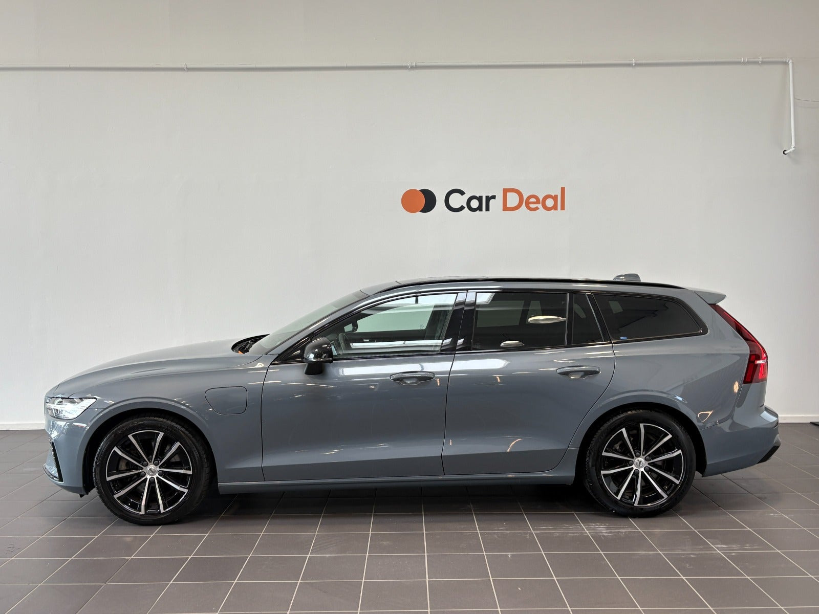 Grå Volvo V60 fra 2023