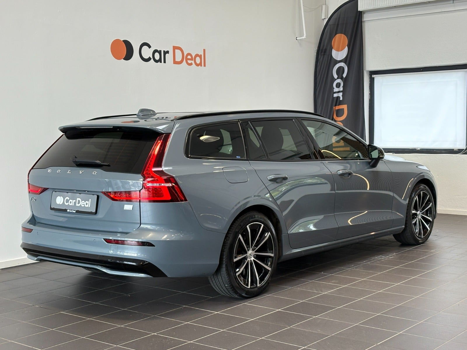 Grå Volvo V60 fra 2023