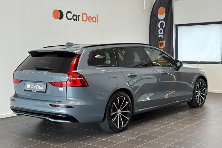 Grå Volvo V60 fra 2023