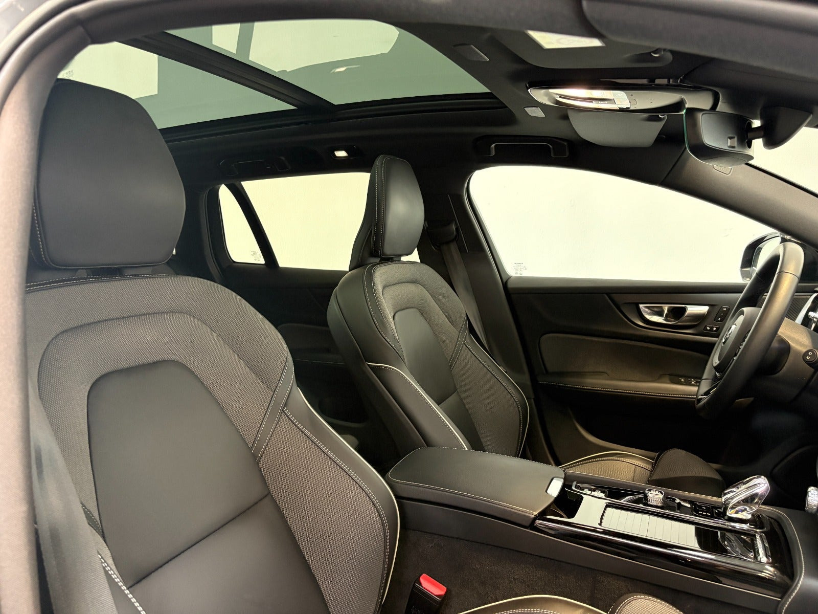 Grå Volvo V60 fra 2023