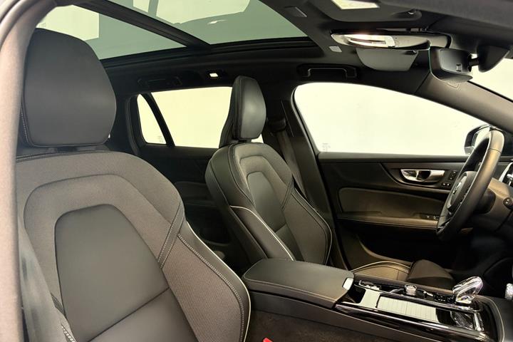 Grå Volvo V60 fra 2023