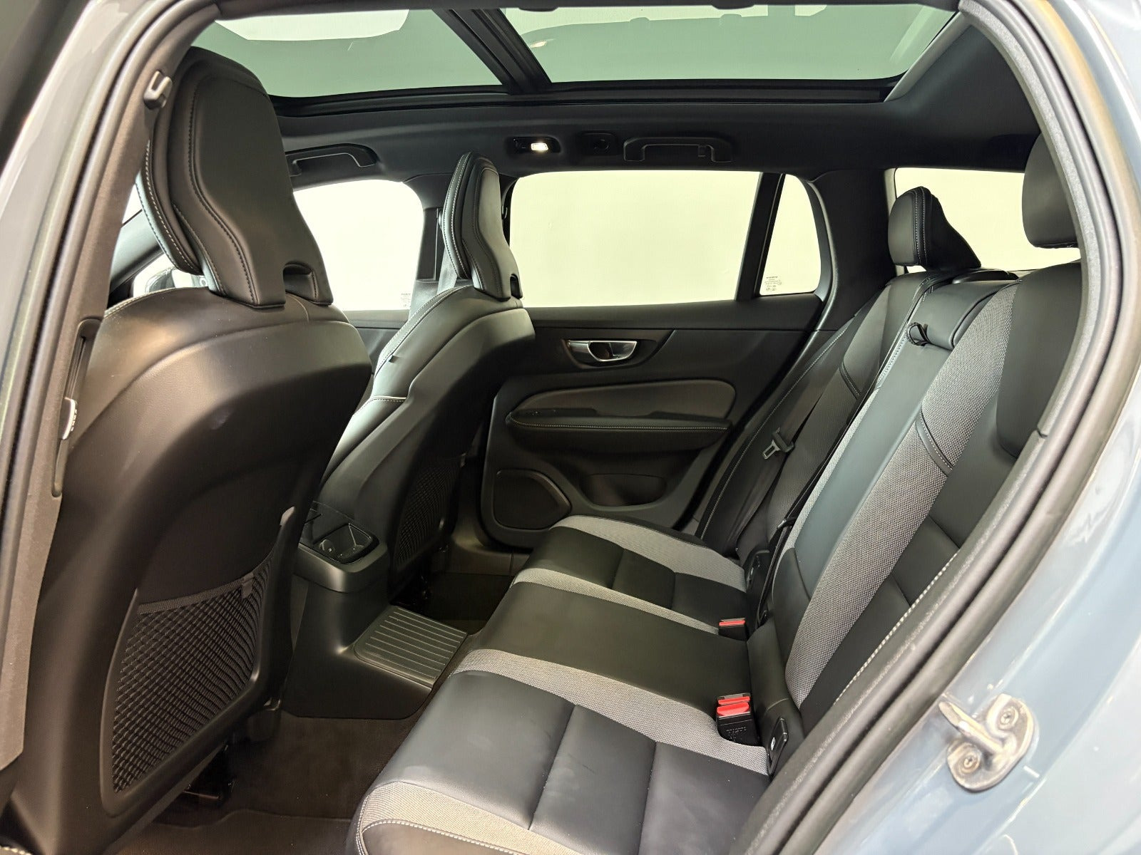 Grå Volvo V60 fra 2023
