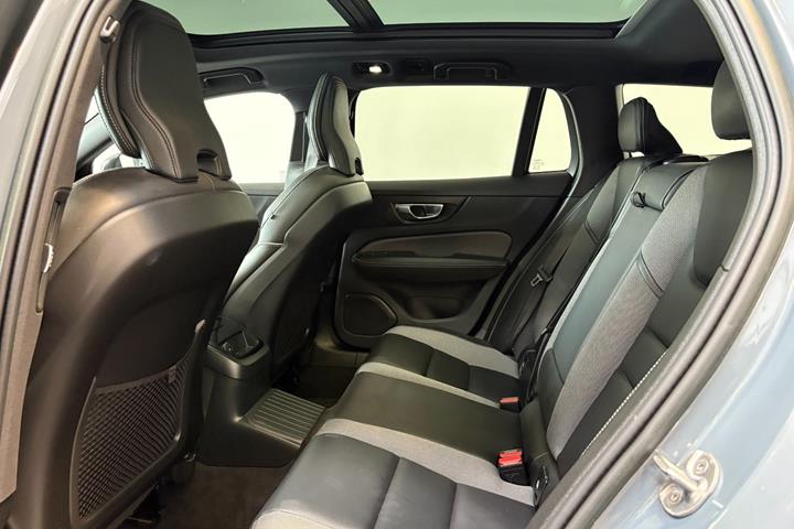 Grå Volvo V60 fra 2023