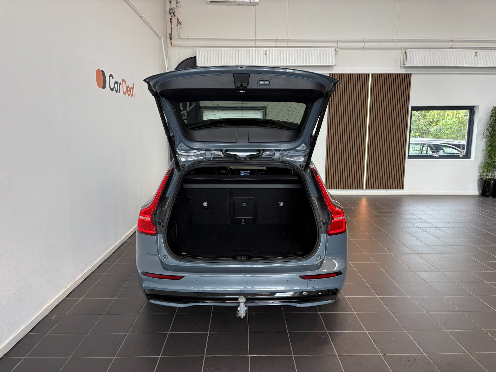 Grå Volvo V60 fra 2023