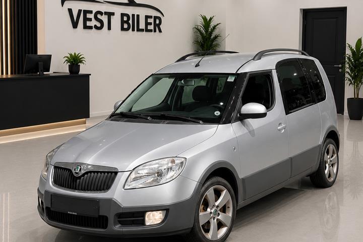 Sølv Skoda Roomster Scout fra 2008 set udefra