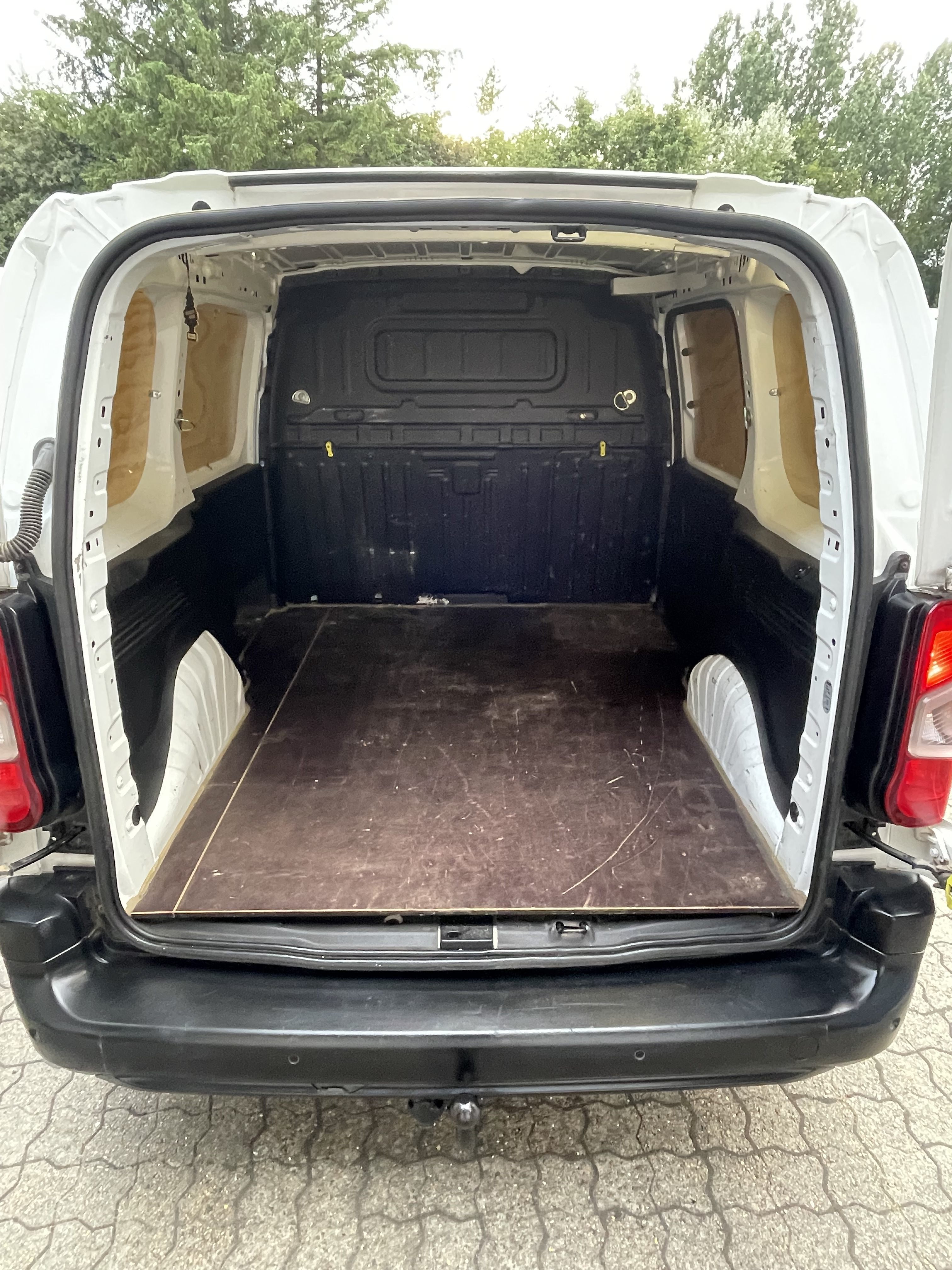 Hvid Peugeot Partner fra 2019