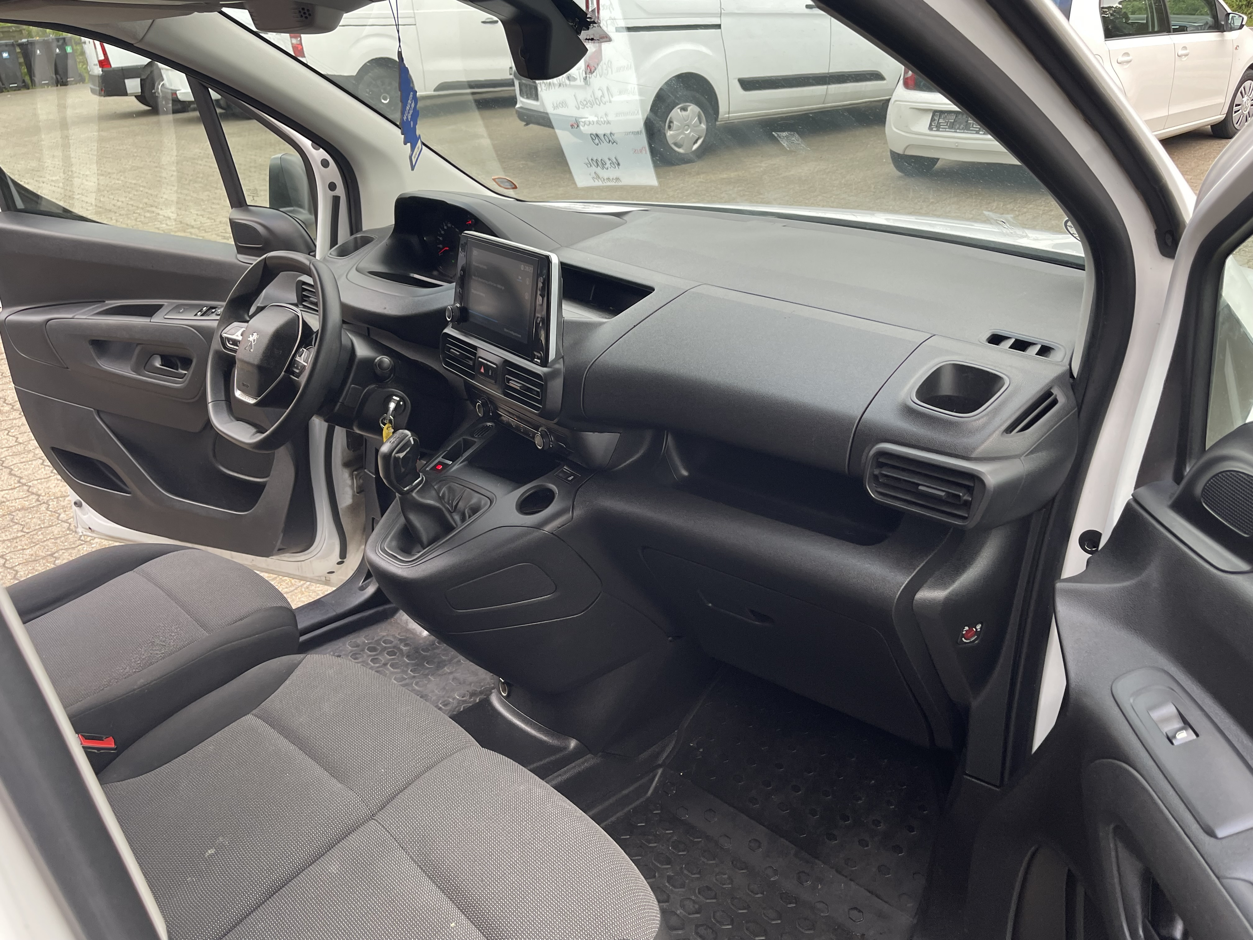 Hvid Peugeot Partner fra 2019