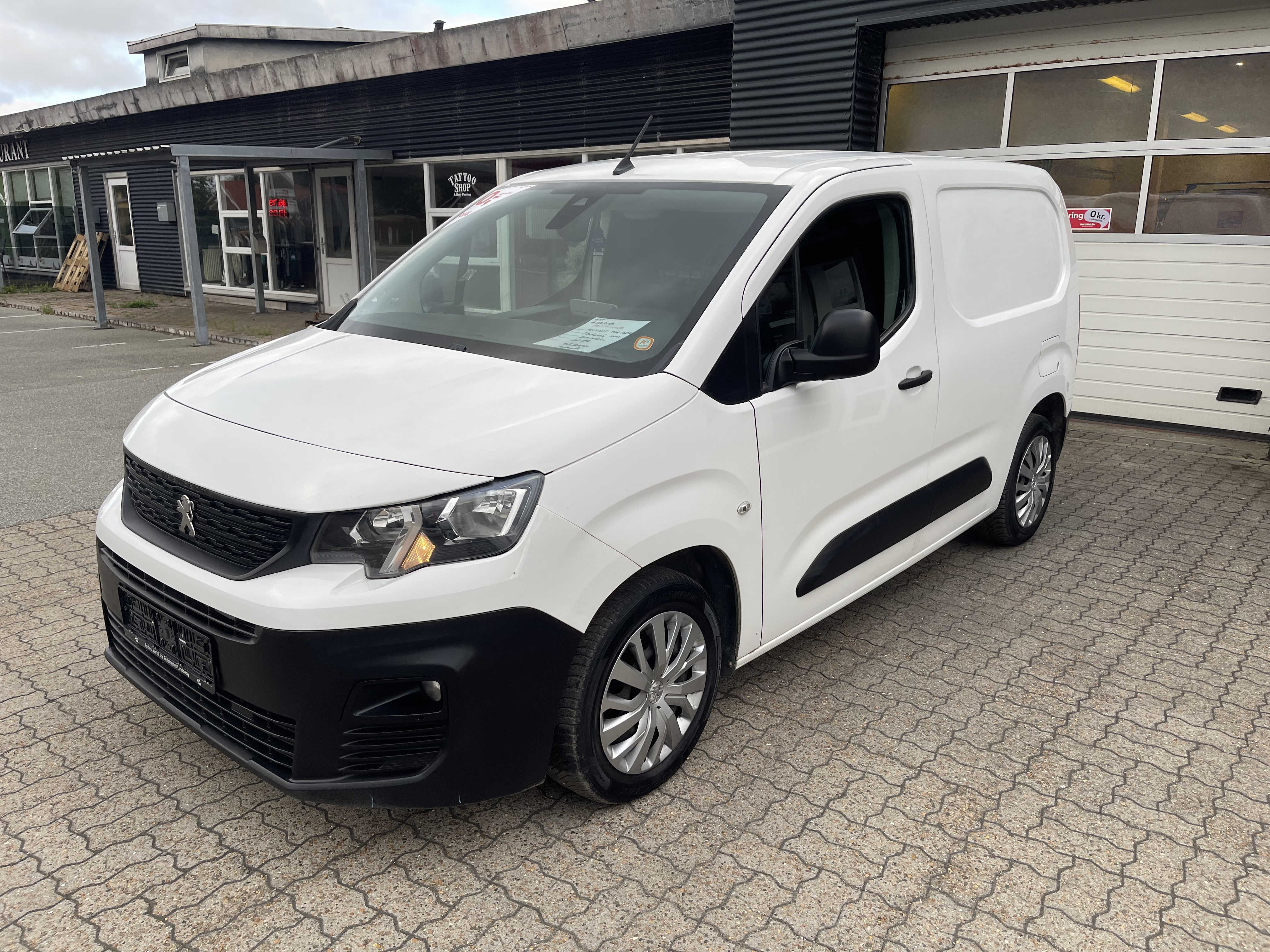Hvid Peugeot Partner fra 2019