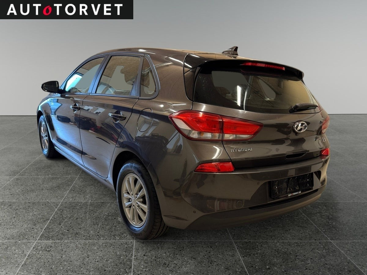 Grå Hyundai i30 fra 2017