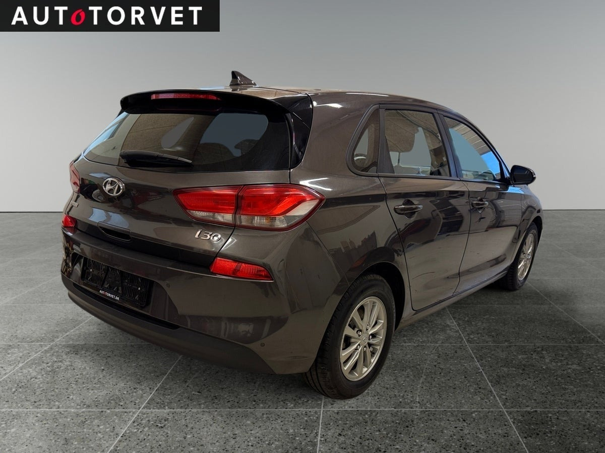 Grå Hyundai i30 fra 2017