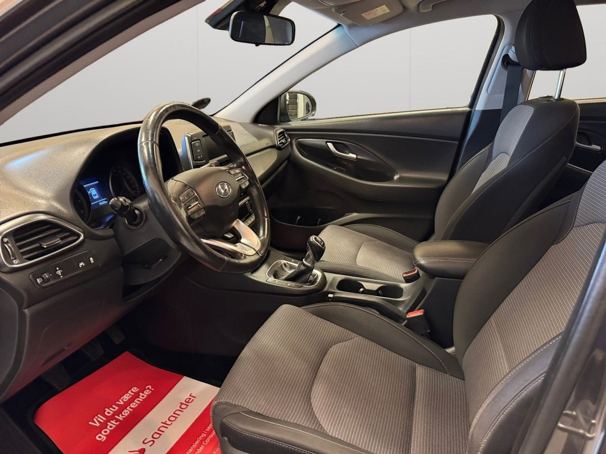 Grå Hyundai i30 fra 2017
