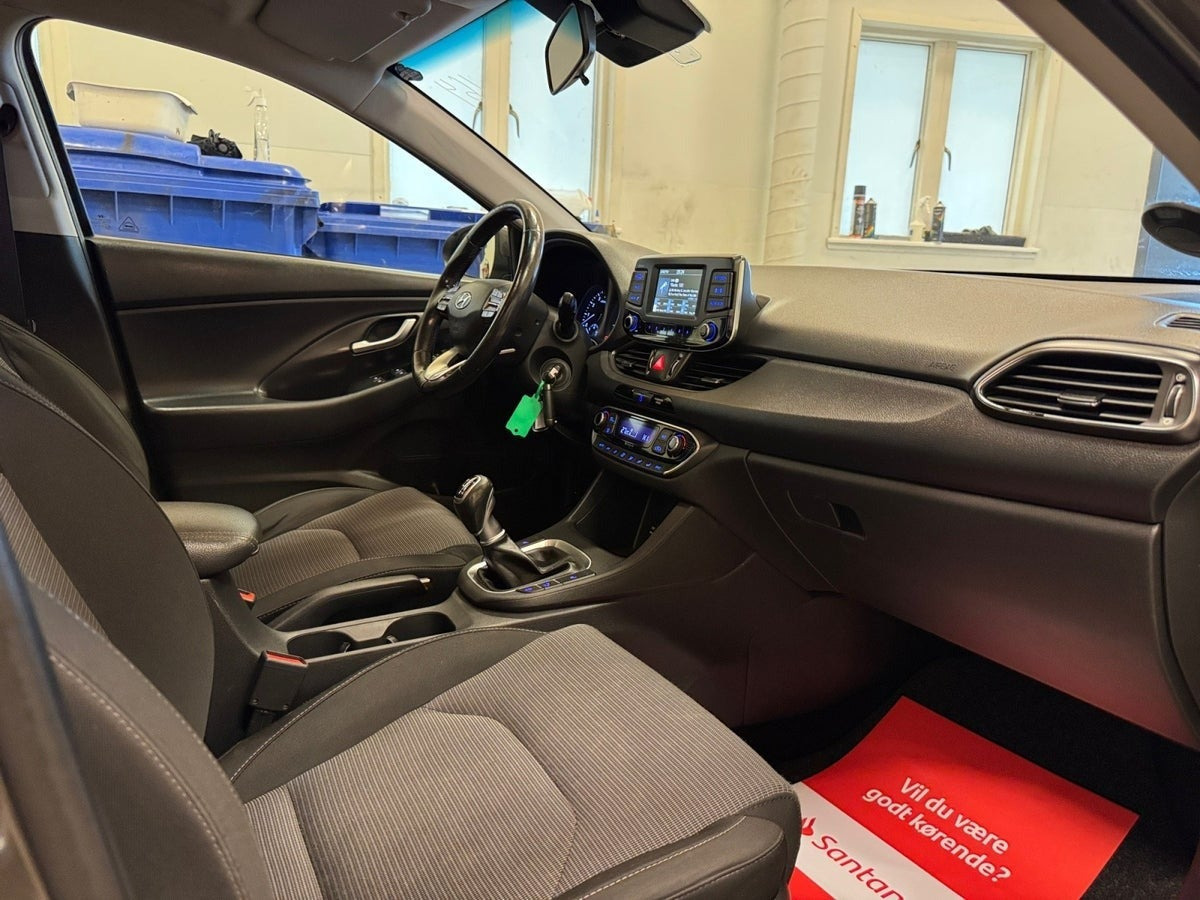Grå Hyundai i30 fra 2017