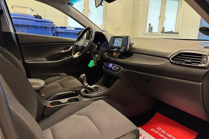 Grå Hyundai i30 fra 2017