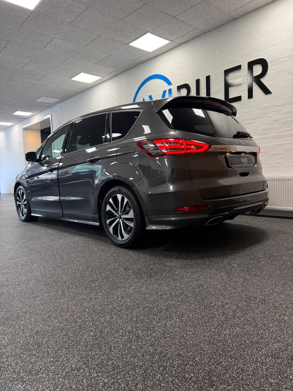 Grå Ford S-MAX fra 2019