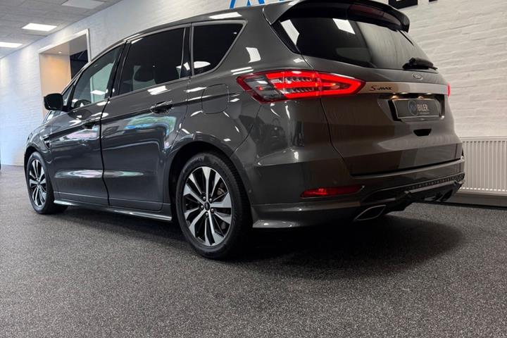 Grå Ford S-MAX fra 2019