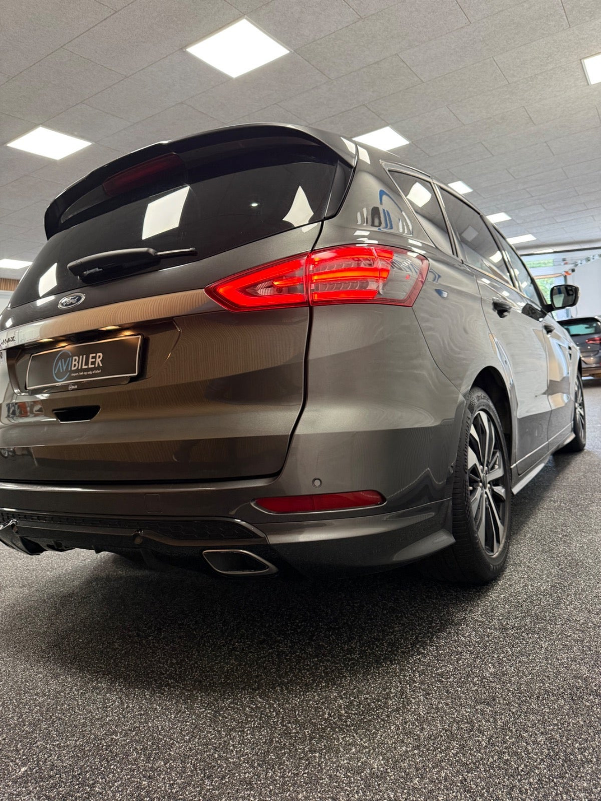 Grå Ford S-MAX fra 2019
