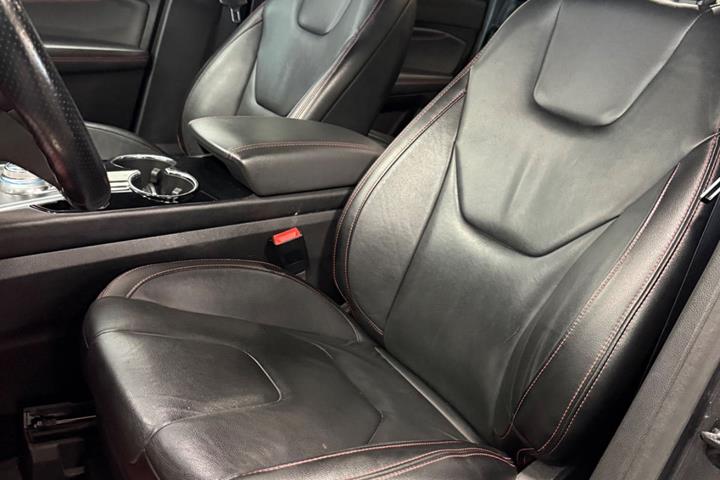 Grå Ford S-MAX fra 2019