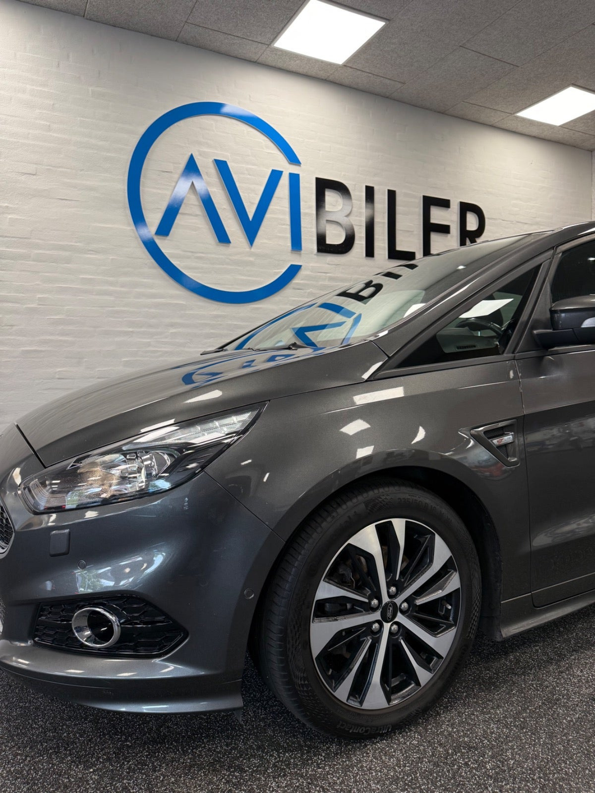 Grå Ford S-MAX fra 2019