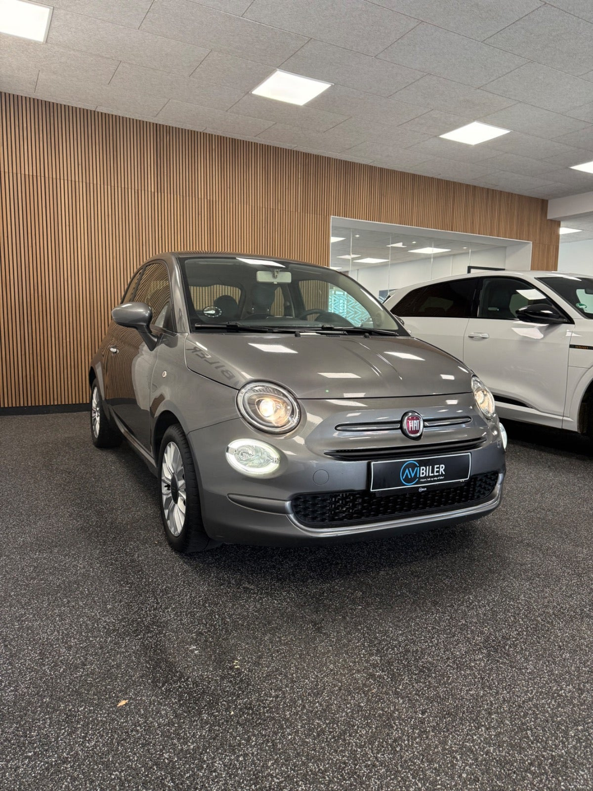 Grå Fiat 500 fra 2017