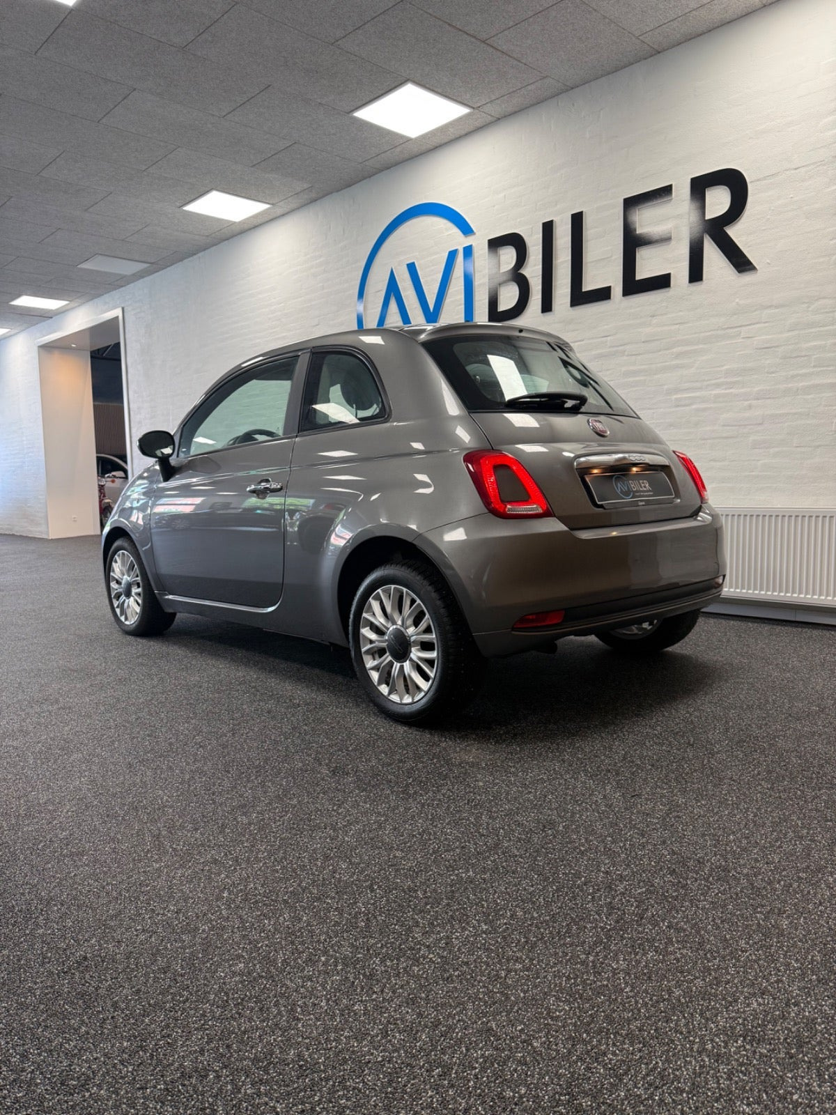 Grå Fiat 500 fra 2017