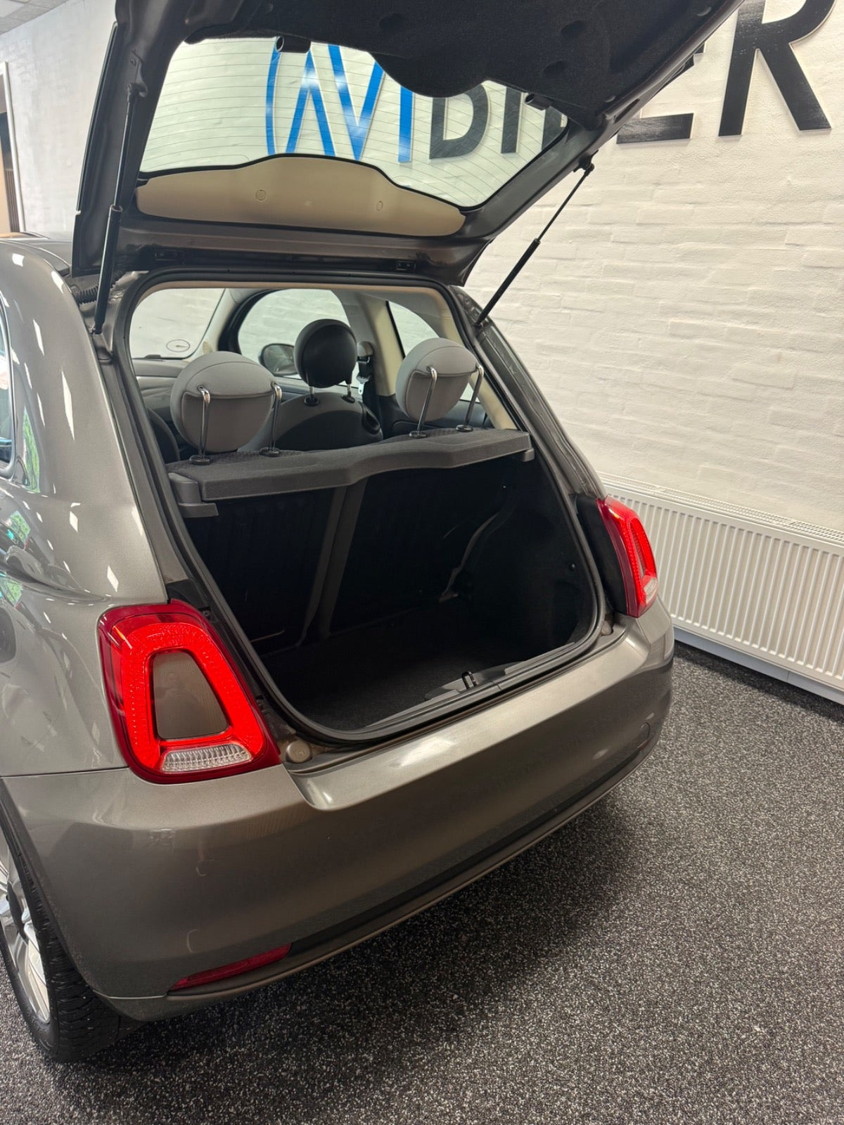 Grå Fiat 500 fra 2017