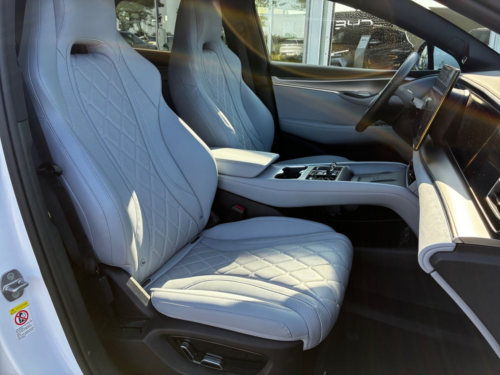 Hvid BYD Sealion 7 fra 2025