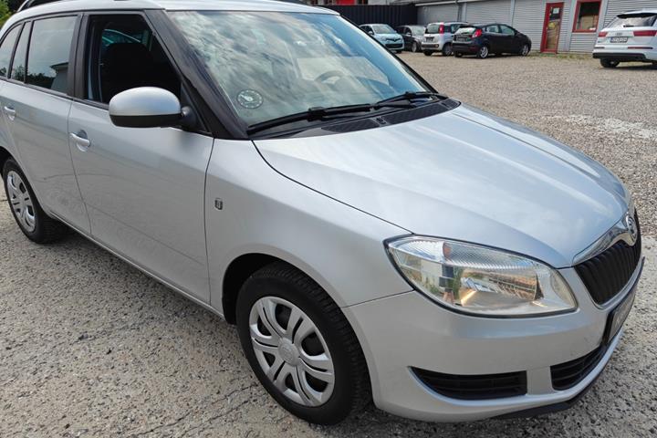 Gul Skoda Fabia fra 2011