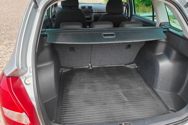 Gul Skoda Fabia fra 2011
