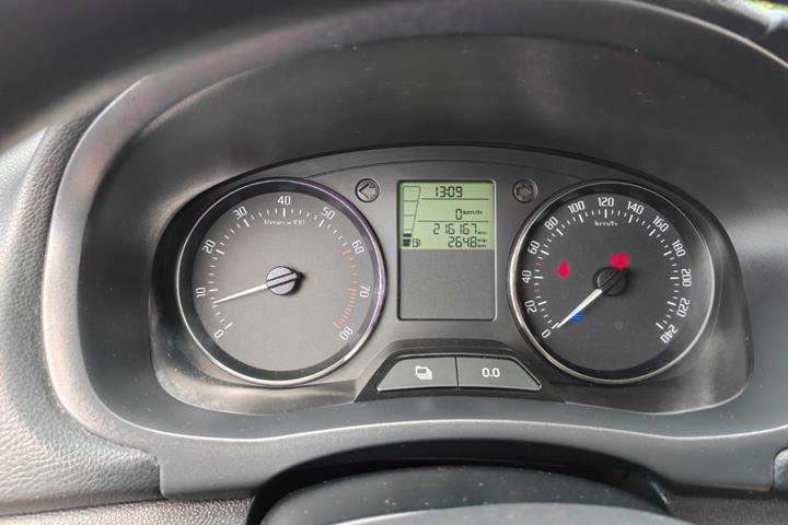 Gul Skoda Fabia fra 2011