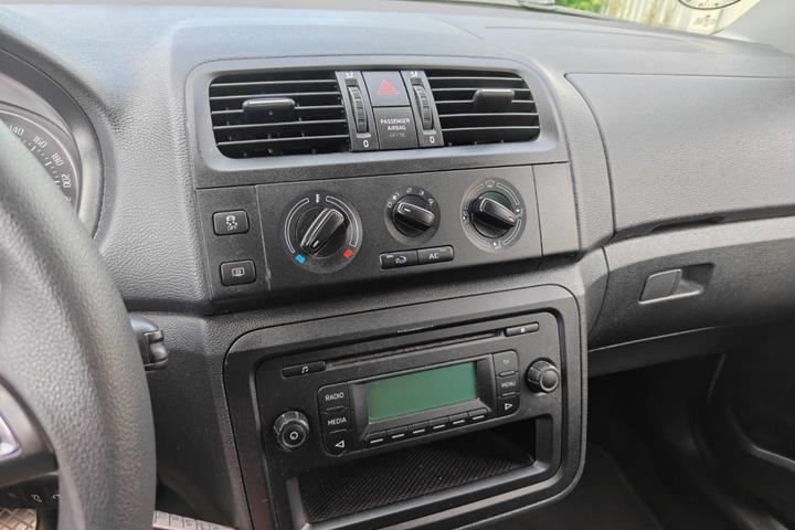 Gul Skoda Fabia fra 2011